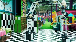 <b>Скидка до 60%.</b> Праздник в банкетной комнате с входными билетами в ТРК «Седанка Сити» в семейном парке активного отдыха Fun City