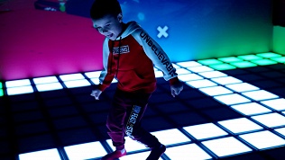 <b>Скидка до 50%.</b> 30 минут увлекательной игры на интерактивном полу «Пол — это лава» в клубе Real Victory