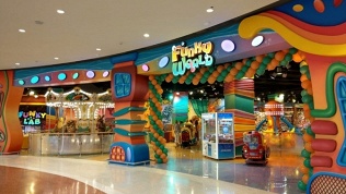 <b>Скидка до 72%.</b> Посещение детской игровой площадки с лабиринтом, образовательной зоной, батутами и интерактивными панелями, катанием на аттракционах в семейном развлекательном парке Funky World