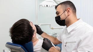 <b>Скидка до 60%.</b> Ультразвуковая чистка зубов AirFlow, лечение кариеса, эстетическая реставрация в медицинской стоматологической клинике «Ю-Стом»