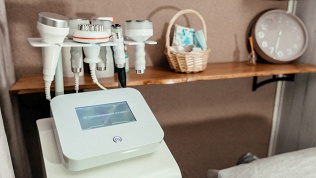 <b>Скидка до 53%.</b> Сеансы биофотона, кавитации, вибромассажа в массажном салоне «Хистори Спа»