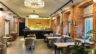 Всё меню кухни и напитки в винном ресторане Bravis со скидкой 30%