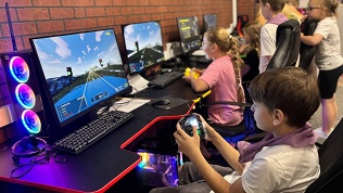 <b>Скидка до 30%.</b> Пилотирование дронов в виртуальной реальности в дрон-центре «Виражи»