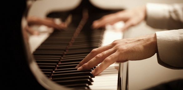 Онлайн-занятия по вокалу или игре на фортепиано от студии «Пой легко»