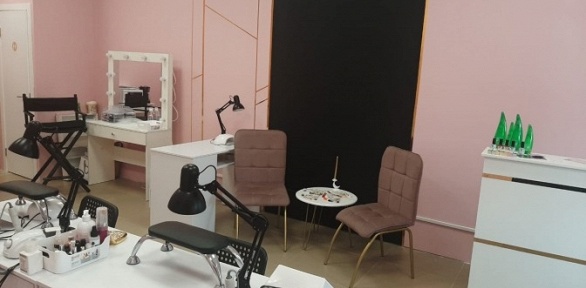 Маникюр и педикюр с покрытием гель-лаком в студии красоты 2Мoon