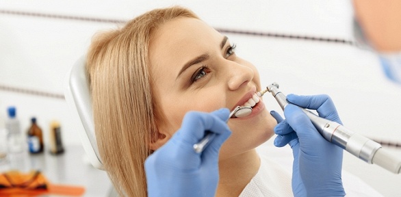 Комплексная чистка зубов по системе AirFlow в кабинете «Моя стоматология»