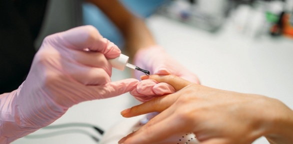 Маникюр и педикюр с покрытием гель-лаком в ногтевой студии Beauty Room