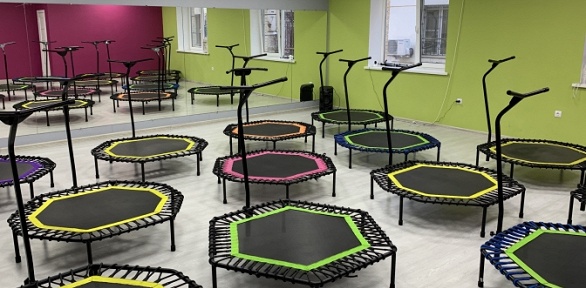 <b>Скидка до 32%.</b> Занятия джампинг-фитнесом на мини-батутах, стретчингом или силовыми тренировками в сети фитнес-клубов Sky Jumping