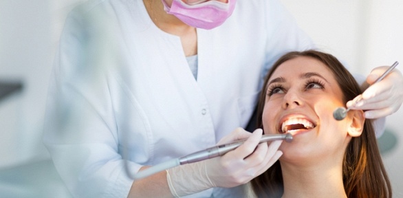 Чистка зубов, лечение кариеса в стоматологическом центре «Перл+»