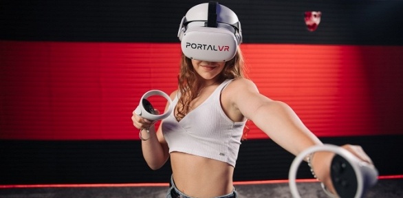 Игра в шлеме Oculus Quest 2 в клубе виртуальной реальности Portal VR