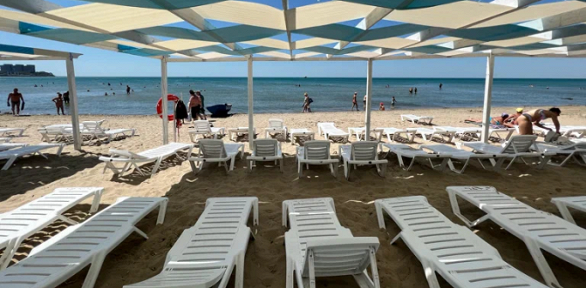 Отдых с завтраками и обедами в отеле Avdallini Golden Bay 4*