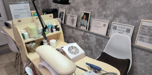 Маникюр и педикюр с покрытием гель-лаком в студии красоты «Птаха»