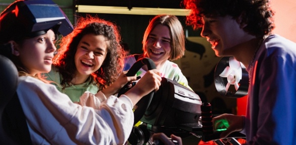 Управление автосимулятором в клубе автосимуляторов «Отсечка»