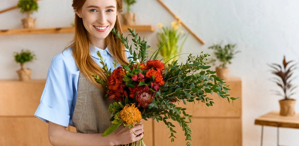 Букет невесты, композиция из живых цветов и сухоцветы