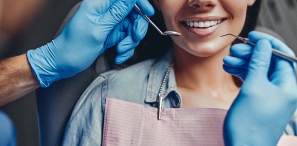 Лечение кариеса и установка пломбы в стоматологии «Эксклюзив Дент»