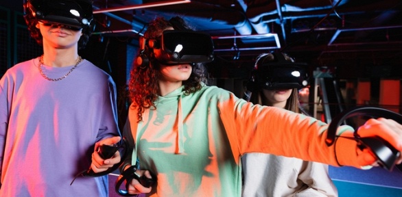 Игра в шлеме виртуальной реальности или VR-квесты от компании Virarium