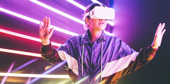 Игра в шлеме виртуальной реальности или на приставке PS5 в клубе Skynet VR