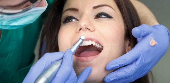 Чистка зубов по системе AirFlow в стоматологическом центре «Апогей»