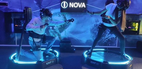 Игра в VR-шлеме в клубе виртуальной реальности Inova