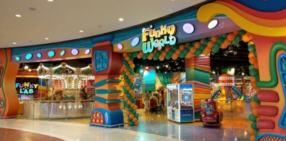 Посещение детской игровой площадки в развлекательном парке Funky World