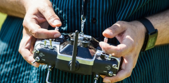 Занятие по пилотированию FPV-дронов от компании «Академия дронов»