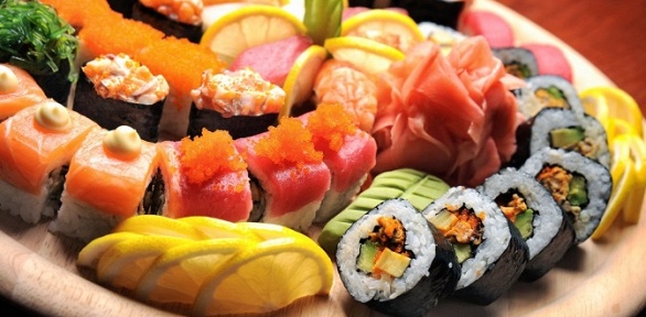 Набор роллов от службы доставки Sushi Maki за полцены