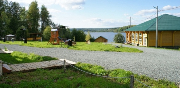 Отдых на берегу реки Чусовой в туристической деревне «Поляна»