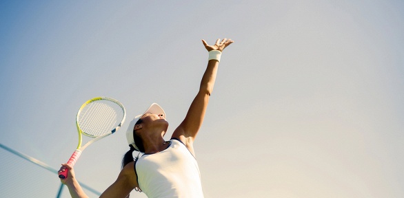 Игра в большой теннис на корте в теннисном клубе «Ореховая роща»