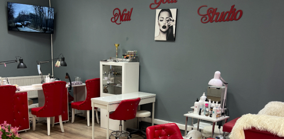 Маникюр и педикюр с покрытием гель-лаком в ногтевой студии NailGoarStudio