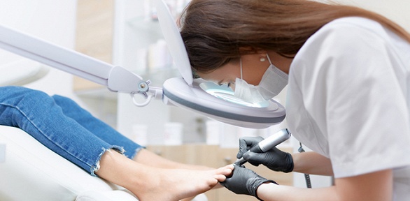 Медицинский маникюр или педикюр в «Центре подологии Евы Корнеевой»