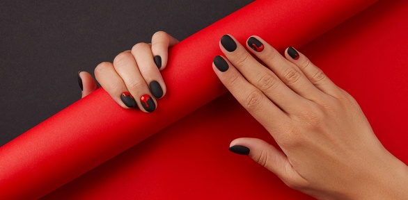 Маникюр и педикюр с покрытием гель-лаком в студии красоты «Колибри»