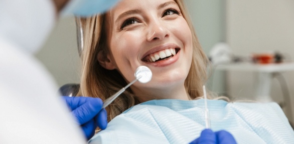 Чистка зубов с фторированием или без в клинике «Стопломб»