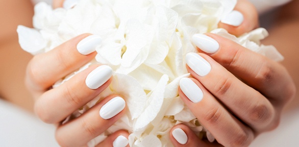 Маникюр и педикюр с покрытием гель-лаком в ногтевой студии Studio Zi
