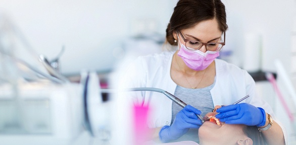 Чистка зубов, лечение кариеса в «Стоматологической клинике на Бауманской»