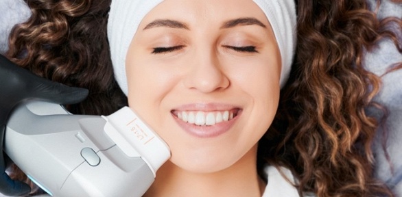 <b>Скидка до 89%.</b> SMAS-лифтинг, микротоковая терапия или криомассаж лица и шеи в студии Toplaser Pro Moscow