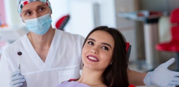 Чистка зубов, лечение кариеса и удаление зуба в стоматологии «Абрис»