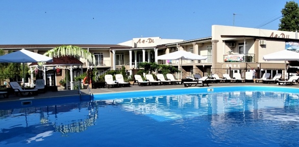 Отдых в Крыму с открытым бассейном в гостевом доме «Ле-Ди»