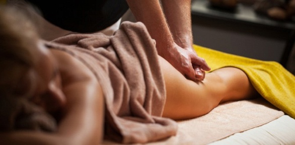 Антицеллюлитный массаж с обертыванием в студии фитомассажа «Ложка меда»