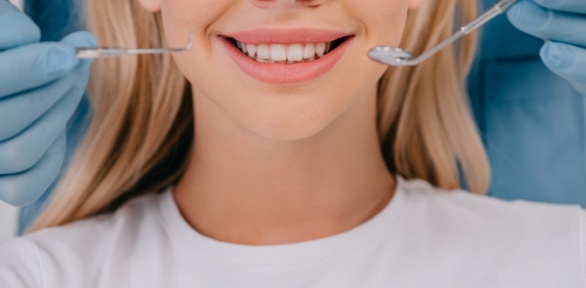 Чистка зубов и лечение кариеса в стоматологической клинике Master Dent