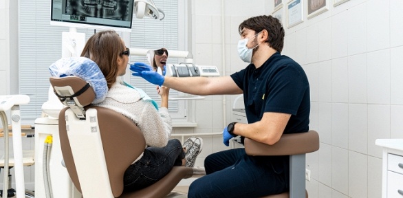 Установка зубного импланта или винира в стоматологии D&A Clinic