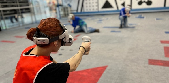 Игра в шлеме в VR-клубе виртуальной реальности CyberStrike