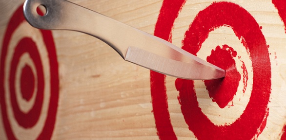 Спортивное метание ножей или топоров в клубе Dxb-Sport