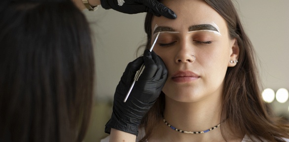 Уход за бровями и ресницами, наращивание ресниц в салоне красоты «Декольте»