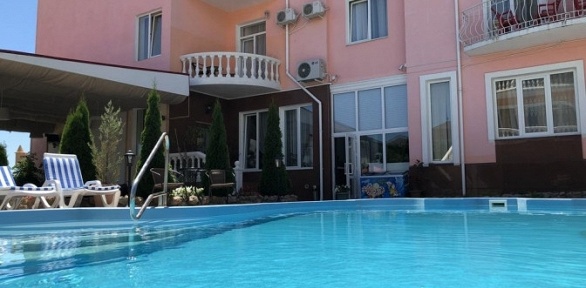 Отдых на берегу моря с посещением бассейна в отеле Villa Classic Hotel