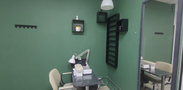 Маникюр с укреплением и педикюр с покрытием гель-лаком в студии Nails Asti