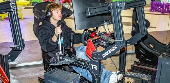 Игра на симуляторе Sim Race Club в картинг-клубе Kartingclub.pro