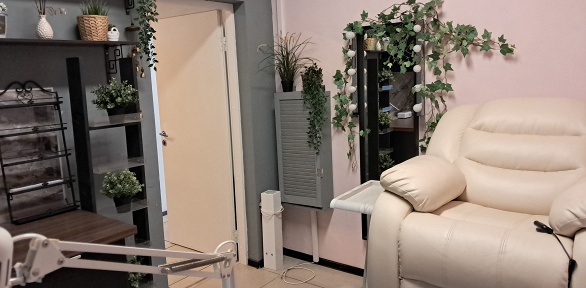 Маникюр и педикюр с покрытием гель-лаком в имидж-лаборатории «Персона»