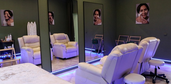 Лифтинг-массаж, ручная пластика или скульптурирование лица в студии «Лица»