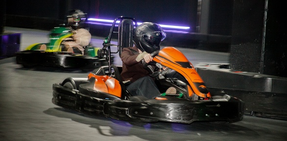 Заезды на взрослых картах в крытом картинг-центре F Drive Karting