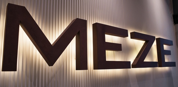 Меню и напитки в ресторане турецкой и средиземноморской кухни Meze